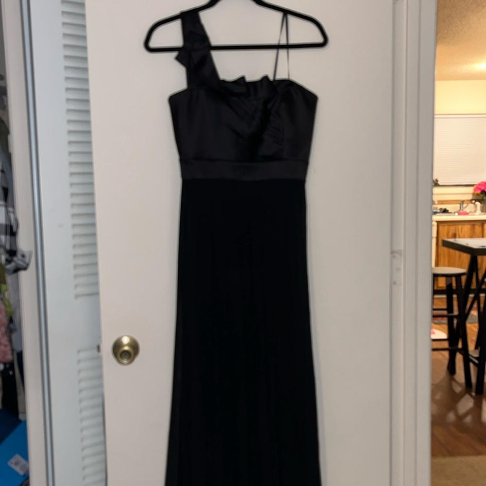 Hey, guys! I’m selling a long, black formal dress.